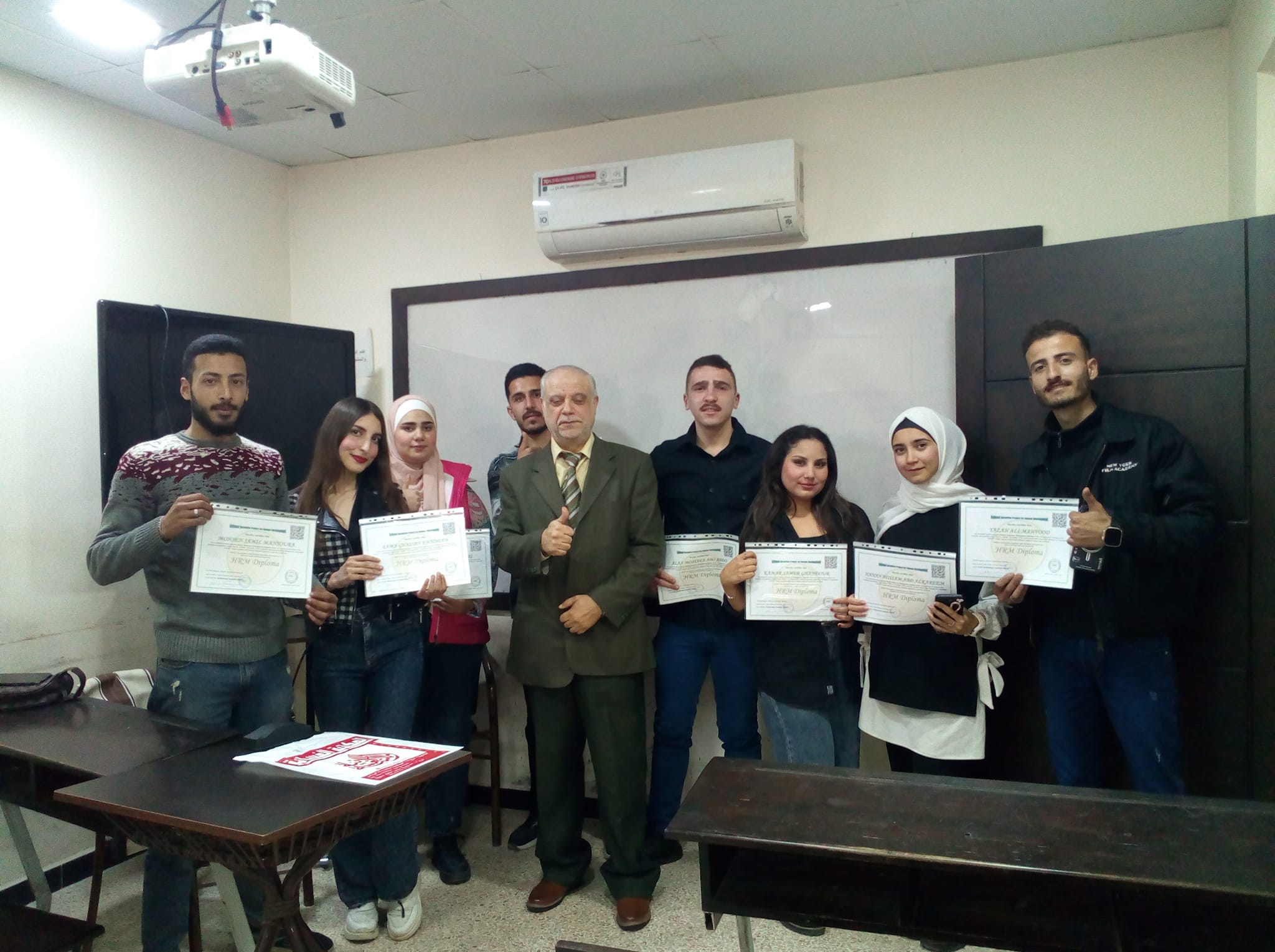 مجموعة طلاب دبلوم ادارة الموارد البشرية - مع الدكتور محمد سعد الدين بنشي